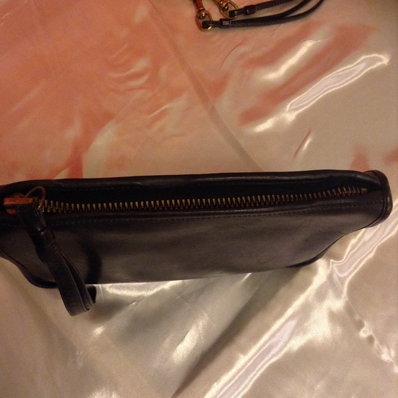 ❌❌SOLD SOLD❌❌Black Vintage Coach Crossbody - Picture 3 of 8